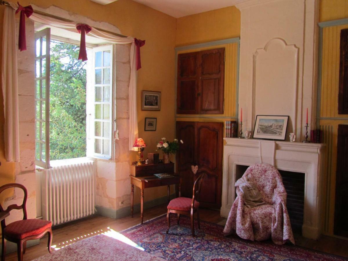 Chateau La Gentilhommiere Du Puits Notre-Dame 30 Rue De L'Eglise 24110 Saint Leon Sur L'Isle Exterior photo